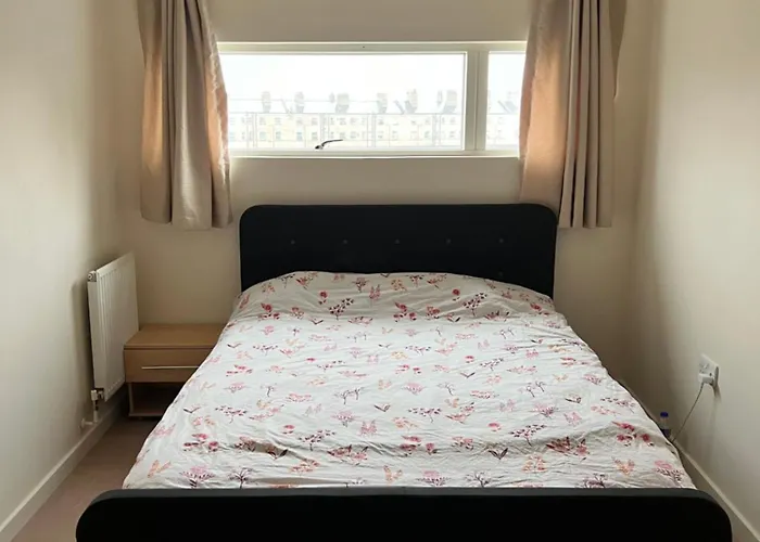 Only Steps From Buckingham Palace And Big Ben